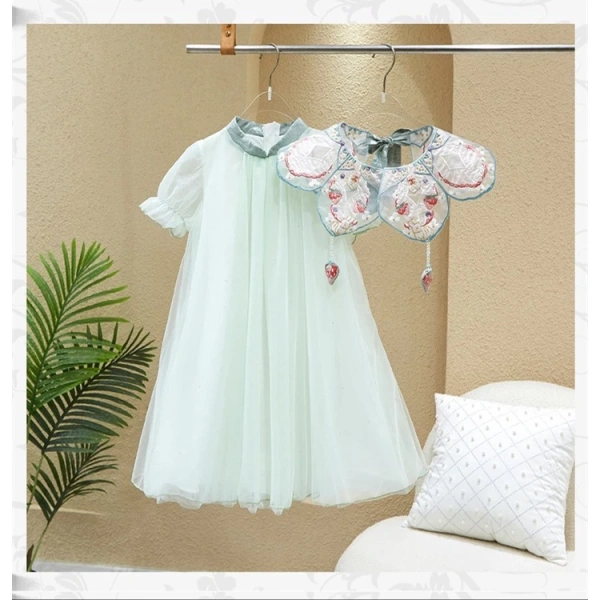 Đầm công chúa bé gái cho Tết Trung Thu rực rỡ, nhưng chất liệu cứng khiến con bé khó chịu suốt lễ hội