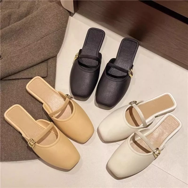 Đế cao 2 cm trên giày sục nhựa dẻo có thể khiến chân mất cân bằng khi bước trên cát mềm.