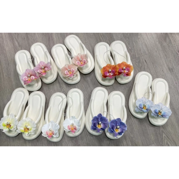 Đế dày 2 cm và hoa văn gợn sóng thực sự thay đổi cảm giác an toàn khi bước ra đường.