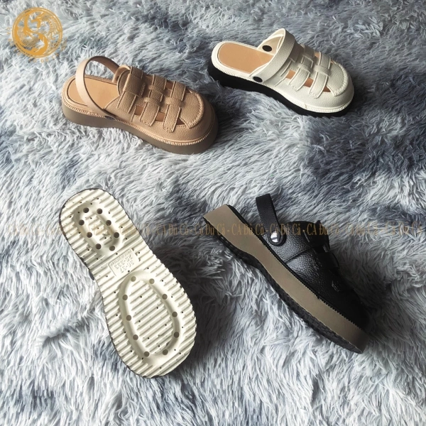 Đế dày 5cm của dép sục rọ giảm mỏi chân, nhưng quai hậu lại gây bám chân bất ngờ