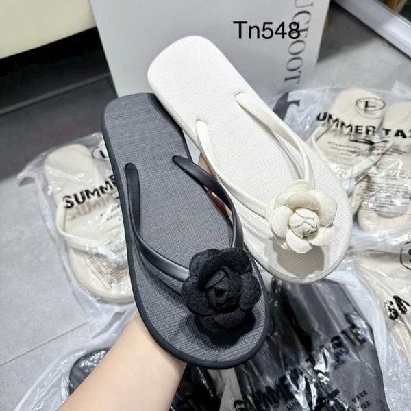 Đế dẻo của đôi dép đi biển thường mất độ đàn hồi nhanh hơn dự tính, khiến cảm giác nhẹ nhàng ban đầu chỉ là ảo ảnh