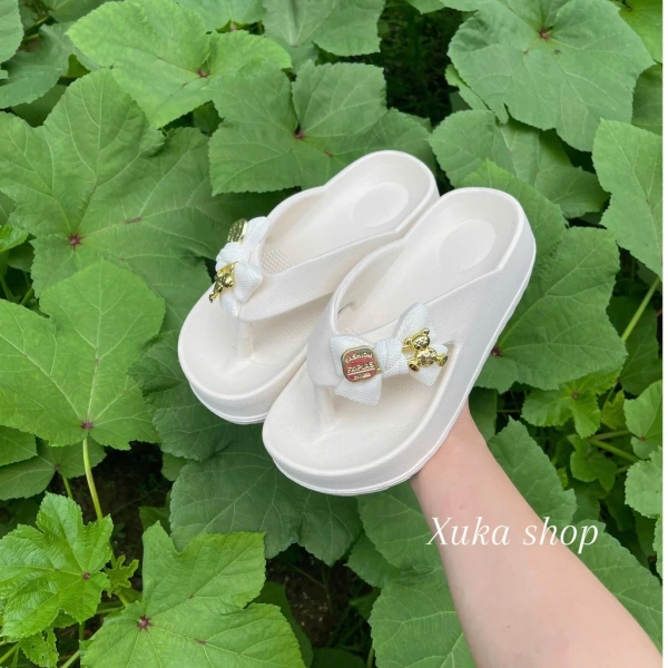 Đế độn cao 5 cm trên bãi biển: Khi vẻ xinh xắn biến thành cơn đau bất ngờ