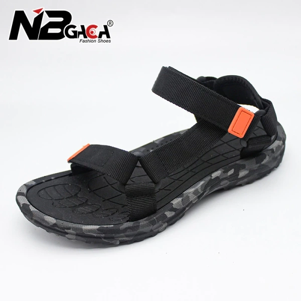 Đế mềm và độ nhẹ của dép sandal cho bé thực tế giúp giữ chân ổn định trên bãi biển