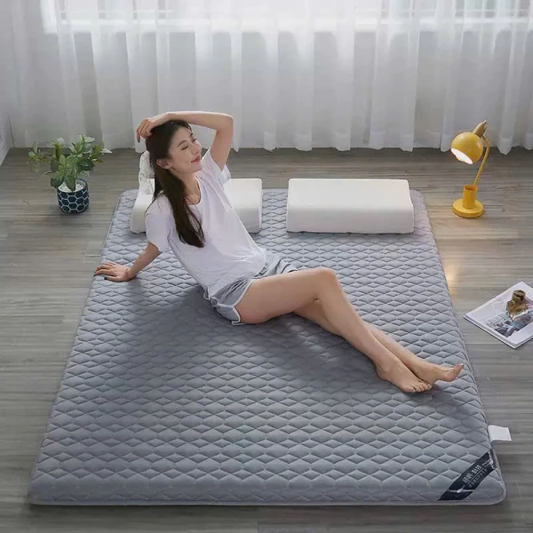 Đệm gập gọn du lịch trở thành yếu tố quyết định khi lều trại không cung cấp độ êm ái cần thiết