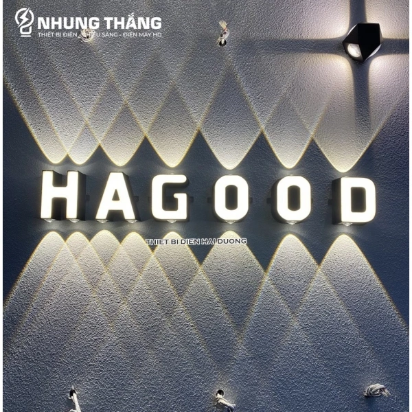 Đèn hắt tường chữ A‑Z tạo điểm nhấn ánh sáng cho phòng khách, nhưng độ ẩm môi trường lại là yếu tố quyết định độ bền.