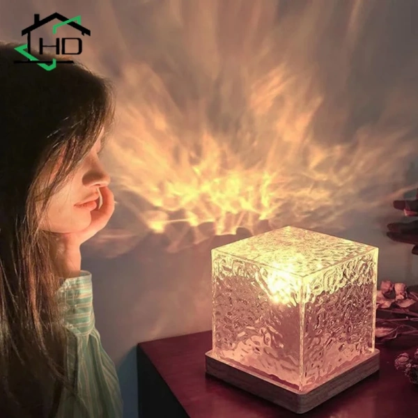 Đèn ngủ ngọn lửa xoay tạo không gian lãng mạn, nhưng ánh sáng đa sắc màu lại ảnh hưởng đến chất lượng giấc ngủ