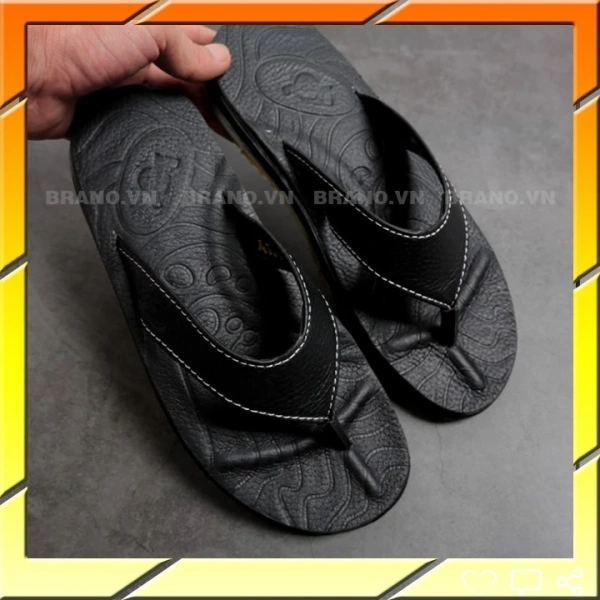 Độ bền thực sự của dép da bò thật thường chỉ hiện ra sau những buổi đi bộ dài hằng ngày.