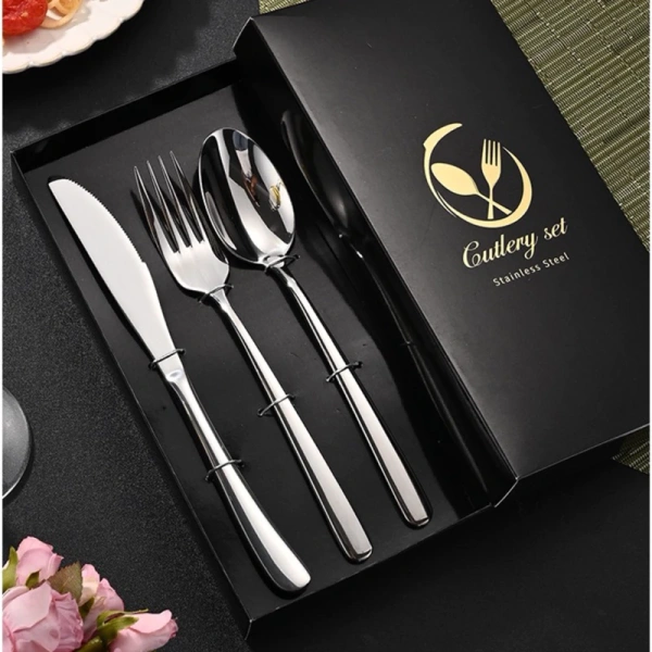 Độ dày siêu bền của bộ dao thìa inox cao cấp chỉ lộ diện khi cắt thực phẩm đông lạnh