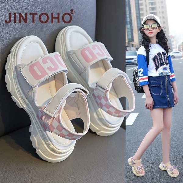 Độ nhẹ và độ bám của dép ngoài trời mùa hè bật lên trong tâm trí các bậc cha mẹ khi bé chạy trên cát
