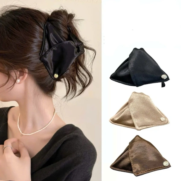 Độ trơn của satin trên kẹp tóc tam giác thường bị lờ lẽ, đến khi tóc phồng rơi rối sau một ngày dài