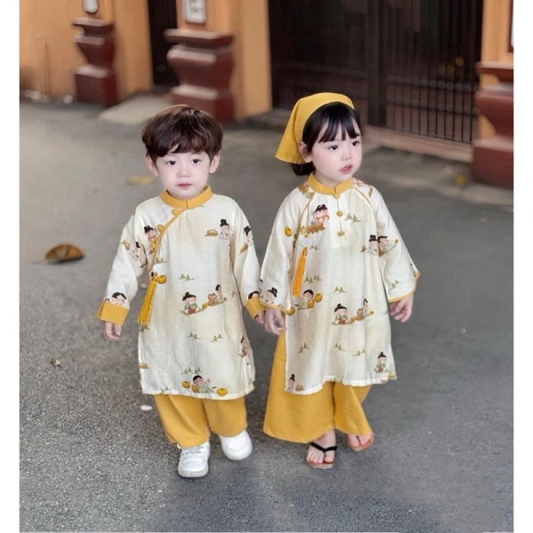 Đôi áo dài đồng bộ cho anh em bé khiến buổi chụp ảnh gia đình trở nên vừa giản dị vừa bất ngờ