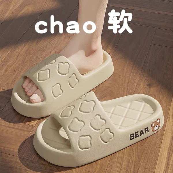 Đôi dép đi trong nhà dễ dàng phối đồ, nhưng lại khiến sàn bóng trơn trượt bất ngờ.