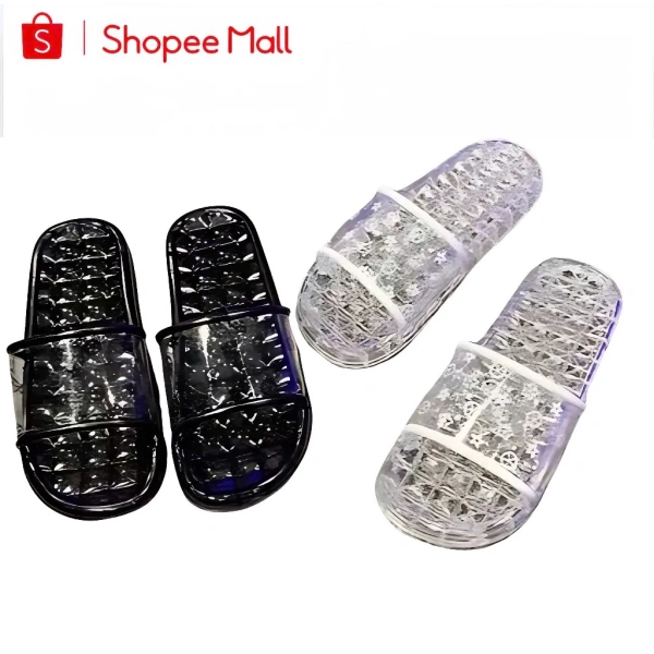 Đôi dép nữ quai ngang bằng nhựa trong suốt: bền bỉ tới mức khiến cách phối đồ hàng ngày bất ngờ thay đổi