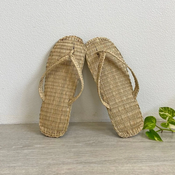 Đôi dép trong nhà không chỉ giữ ấm cho bàn chân mà còn giảm tiếng ồn trong văn phòng và sảnh khách sạn