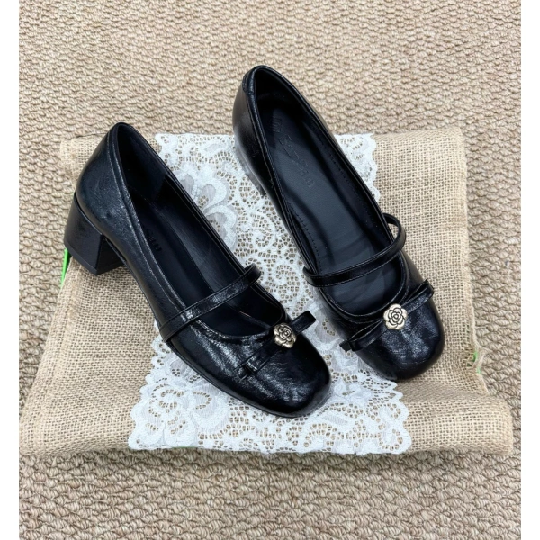 Đôi giày mary jane cao gót 5cm màu đen đính nơ trà: Khi vẻ xinh xắn lại là thách thức cho bước đi cả ngày