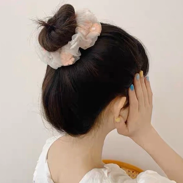Đôi khi một dây buộc tóc hoa cúc xinh xắn lại khiến tóc bé gái rối tung suốt cả ngày