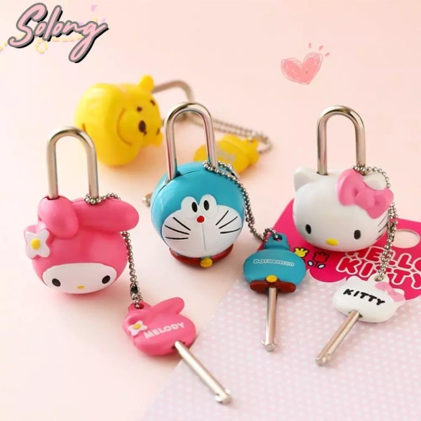 Đôi khi một ổ cắm mini anime trong vali du lịch lại trở thành chìa khóa bảo vệ đồ dùng và tủ ký túc xá