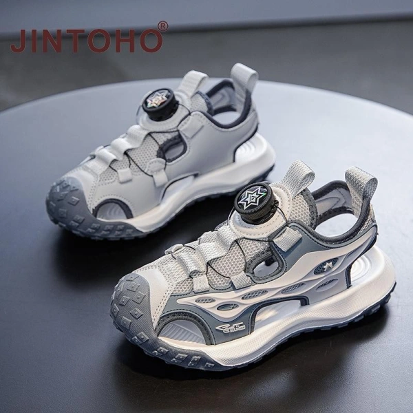 Đôi sandal trẻ em chống trượt thực sự quyết định an toàn khi con bước chân dài trên bãi biển.