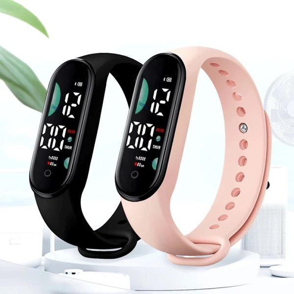 Đồng hồ điện tử LED chống nước sinh viên có vẻ bền, nhưng độ bền pin thực tế chỉ kéo dài khi sạc đúng cách