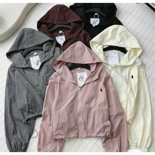 Đường may kín trên áo gió croptop nữ chống nước là yếu tố khiến bạn không bị ẩm ướt khi mưa bất ngờ
