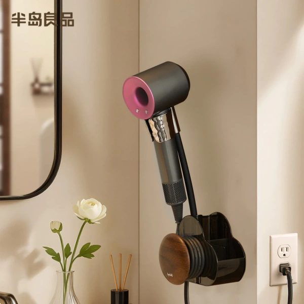Gắn giá đỡ máy sấy tóc treo tường giúp tiết kiệm không gian, nhưng độ bền kết nối điện thường bị lỏng sau vài tháng