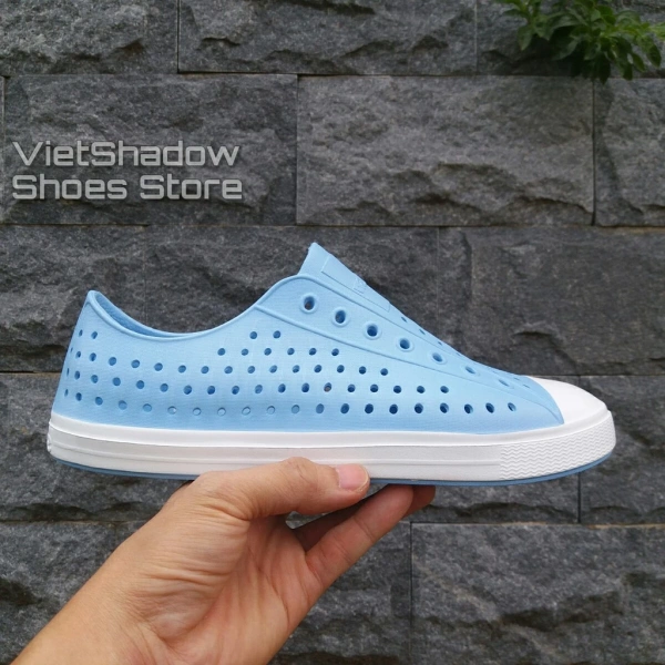 Giày nhựa đi mưa nhẹ nhàng nhưng độ bám trên đá ẩm khiến nhiều người phải suy nghĩ lại.