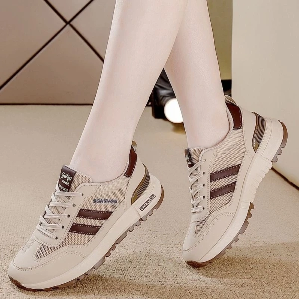 Giày sneaker trắng nữ mùa xuân/hè hứa hẹn thoáng mát, nhưng khi trời ẩm chúng lại khiến chân trượt không ngờ