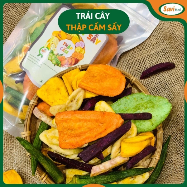 Giòn rụm ban đầu, nhưng sau một tháng bảo quản trái cây sấy thập cẩm 500 g lại mất độ giòn.