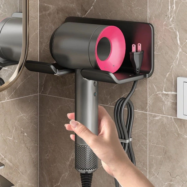 Gọn gàng hơn với giá đỡ máy sấy tóc dán tường, nhưng độ bền thực tế chỉ lộ ra khi tháo gỡ sau vài tháng