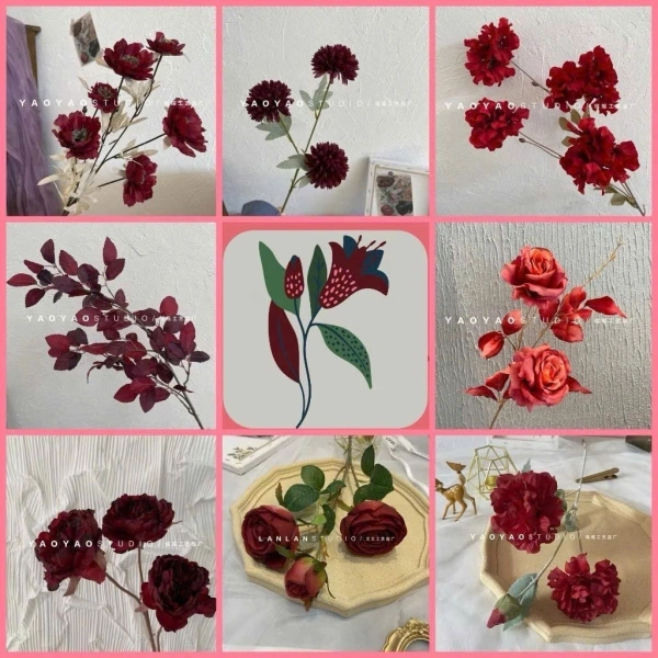 Hoa giả tông đỏ tạo không gian tiệc cưới sang trọng, nhưng ánh sáng sân ngoài có thể khiến màu sắc mất đi độ tự nhiên