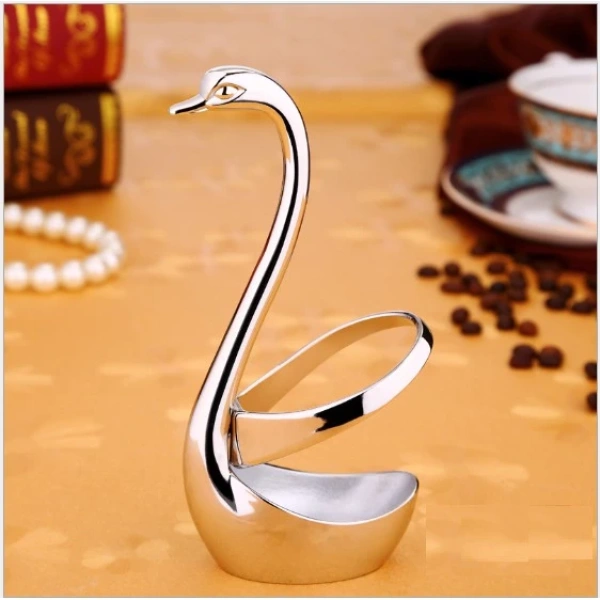 Kệ để muỗng nĩa vàng‑trắng tinh tế: khi vẻ đẹp làm bếp rực rỡ nhưng việc lấy đồ lại gây bất ngờ.