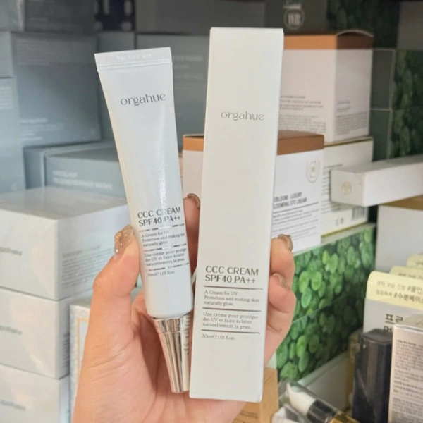 Kem chống nắng SPF40 kèm lớp nền nâng tone giúp da trông đồng đều hơn, nhưng vẫn duy trì độ bảo vệ như kem chuyên dụng