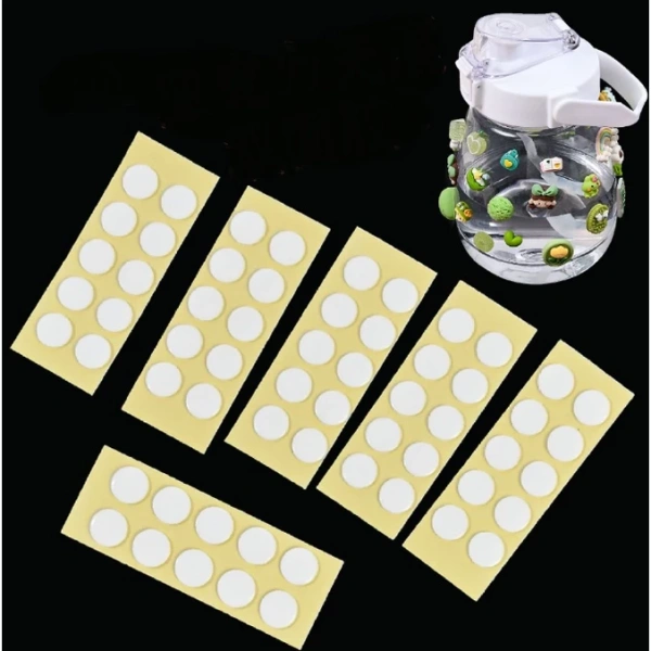 Keo dính silicone hai mặt giữ charm trên bình nước suốt ngày, nhưng lại để lại vệt keo khó lau