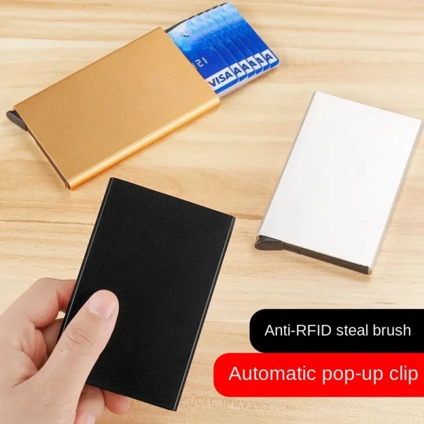Kẹp thẻ siêu mỏng bảo mật: Khi sự gọn nhẹ khiến người dùng thường quên kiểm tra vị trí thẻ trong túi.