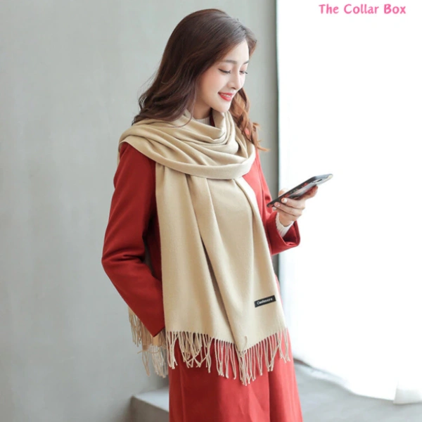 Khăn choàng cổ cashmere dày: Khi nhận ra nó còn là lớp chắn nắng cho cả ngày làm việc