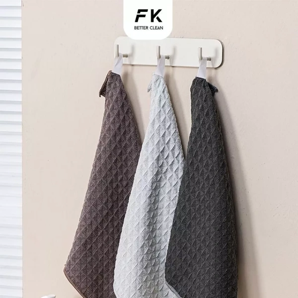 Khăn lau microfiber có móc treo giúp kính và bếp luôn sáng mà không rụng lông – một phát hiện bất ngờ