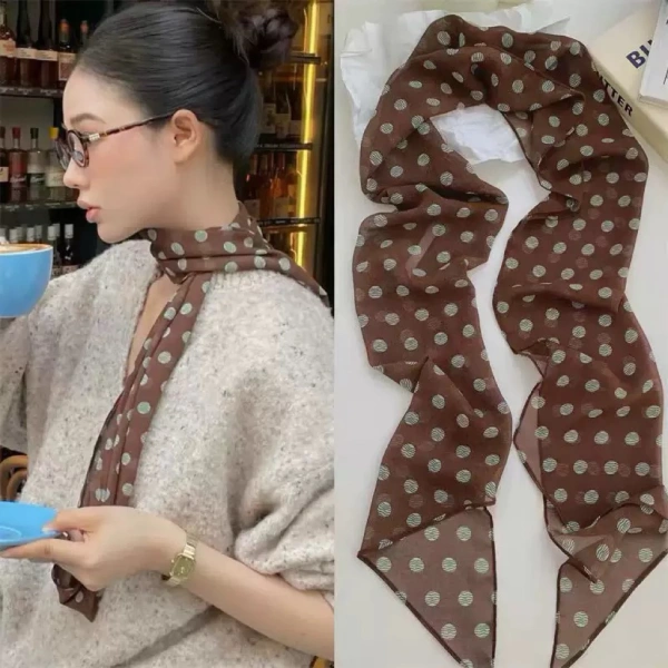 Khăn phụ kiện chấm bi dạng dài thực sự giúp nâng tầm trang phục thường ngày như thế nào