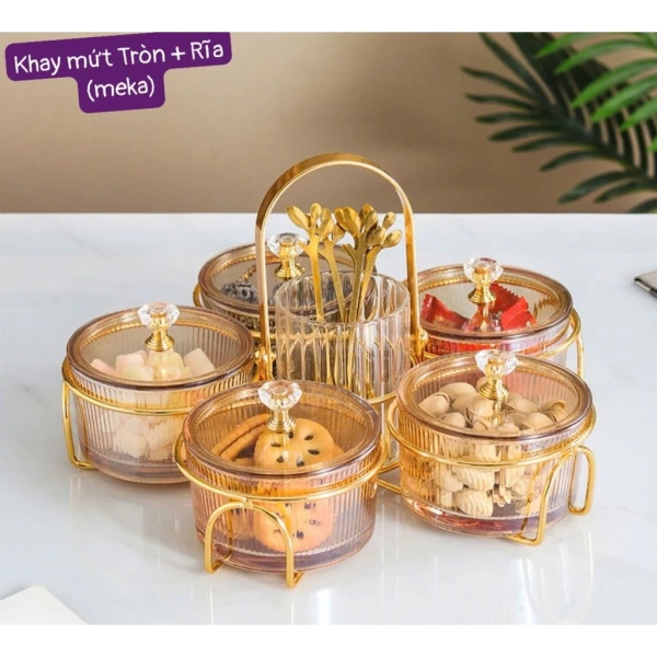 Khay đựng mứt Tết có quai tạo không gian ấm cúng, nhưng hũ hình gấu lại khiến việc mở nắp trở nên bất ngờ khó khăn