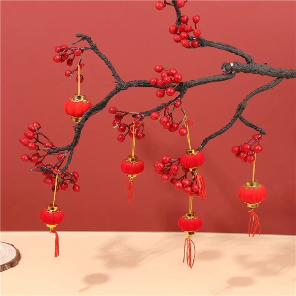 Khi ánh sáng yếu và dây treo rối loạn làm lộ khuyết điểm của đèn lồng mini treo trong góc cây mai Tết.