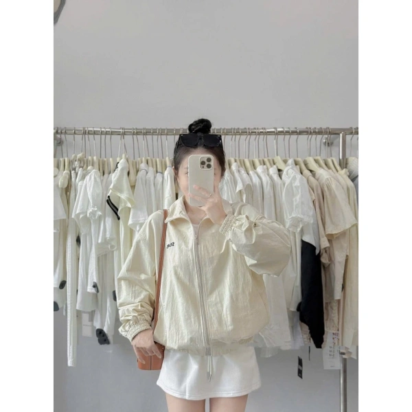 Khi áo khoác dù nhẹ nữ 2 lớp bật mí sức chịu gió thực tế mà hầu hết người dùng chưa để ý.