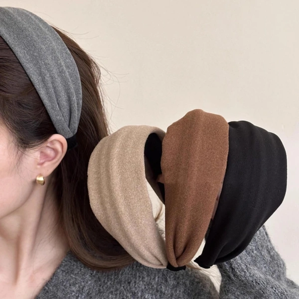 Khi băng đô vải mềm rộng mang lại vẻ thanh lịch suốt ngày, phần kẹp lại khiến tóc dễ rối khi di chuyển.