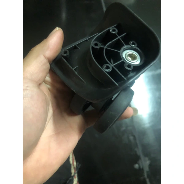 Khi bánh xe vali bắt đầu rung lắc trên hành trình, tự thay mới tại nhà giúp tránh những hỏng hóc bất ngờ