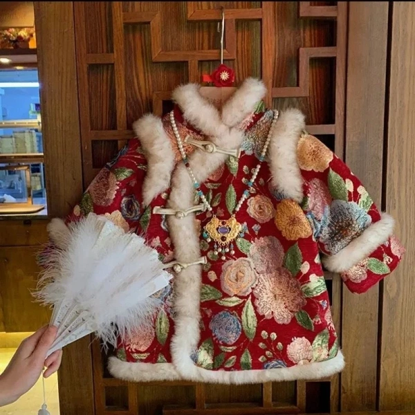 Khi bé mặc áo lông cừu Hanfu vào đêm giao thừa, độ ấm thực sự như mong đợi hay chỉ là ảo giác?