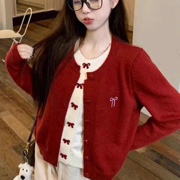 Khi cardigan len hai lớp có nơ khóa khiến việc phối áo khoác ngoài trở nên bất ngờ khó khăn