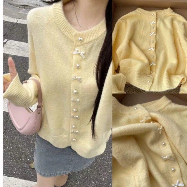 Khi chiếc áo khoác cardigan len màu vàng pastel ấm áp lại không đủ giữ ấm trong những chiều se lạnh của thu đông