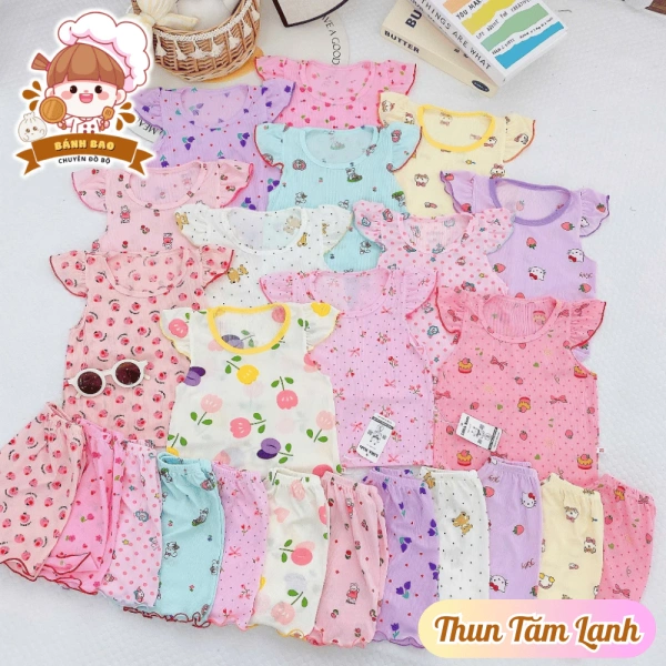Khi chiếc cọc tay thun mát lạnh giảm ngay cảm giác nóng bức của bé dưới nắng hè