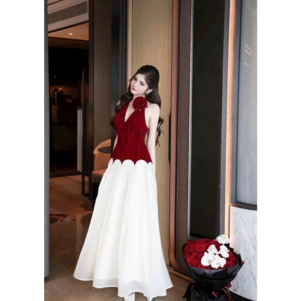 Khi chiếc đầm dự tiệc yếm nhung mất độ xòe mượt sau vài giờ liên tục, ai cũng thở dài vì cảm giác không còn bồng bềnh.