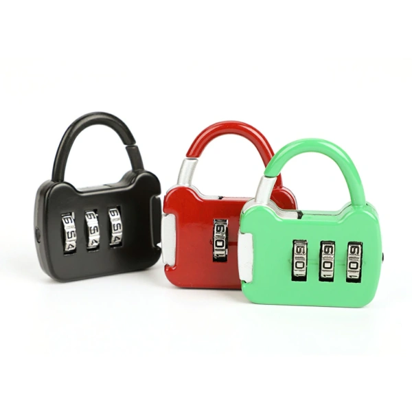Khi chiếc khóa 3 chữ số mini gắn trên ba lô bất ngờ trở thành yếu tố quyết định bảo vệ hành lý.