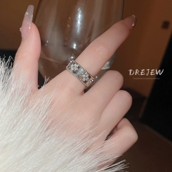 Khi chiếc nhẫn đá zircon mở hoa nhẹ nhàng biến tay trỏ thành điểm nhấn sang trọng bất ngờ
