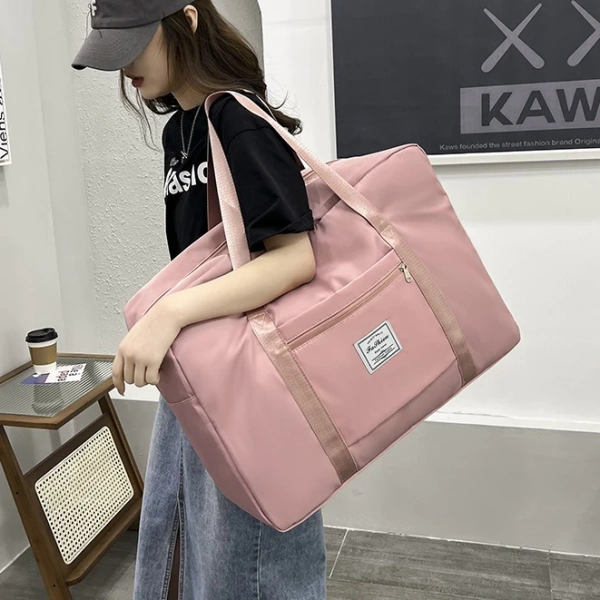 Khi chiếc túi du lịch chống thấm lớn giữ đồ khô suốt hành trình, việc gập gọn lại lại trở thành bất ngờ khó chịu